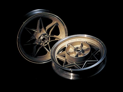 日本で初めてアルミ合金製「セブンスターキャストホイール」の販売を開始。以後バイクメーカーでも純正にアルミホイールを採用。バイク用のアルミホイールがなかった時代、超斬新だったセブンスターホイール。カスタムに敏感なライダーに支持された。