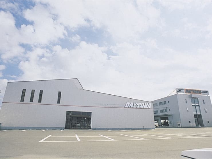 社名を「株式会社デイトナ」に変更。本社を磐田市岩井に移転。ロゴもおなじみの現在のカタチに。開発用の設備も整い、ココから数多くのパーツがリリースされた。