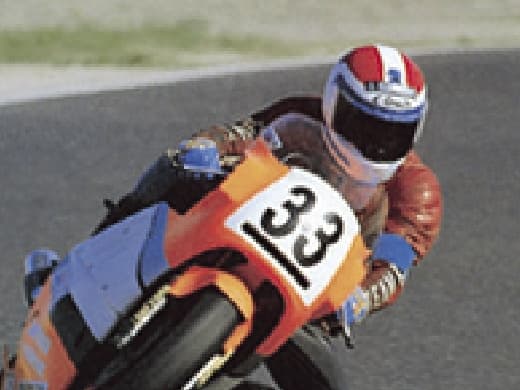 「TEAM DAYTONA」として全日本選手権に参戦開始。ライダーはオーストラリア人のスティーブ・ワッツ。