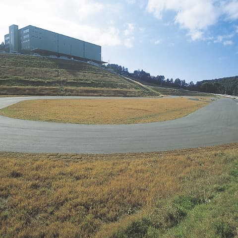 周智郡森町に新社屋・物流センター・テストコース完成。総面積約29,500坪。多くのライダーが集まってのイベントや走行会も定期的に開催。大人気のダートラ競技用のコース「MORIMACHI-SLIDE PARK」も併設。