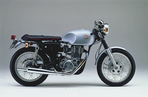 「ベーシックで質感のあるバイク」を求めて、BSA-SRをイギリスのBSAリーガル社と共同企画、生産。BSAが新車で乗れる。トラディショナルなバイクファンに好評を博した。インターネット上にDAYTONAホームページを開設。