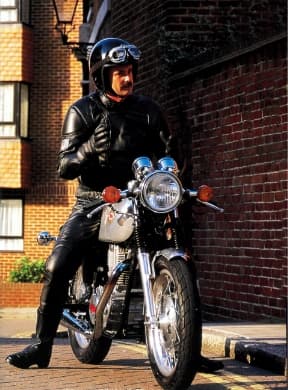 「ベーシックで質感のあるバイク」を求めて、BSA-SRをイギリスのBSAリーガル社と共同企画、生産。BSAが新車で乗れる。トラディショナルなバイクファンに好評を博した。インターネット上にDAYTONAホームページを開設。