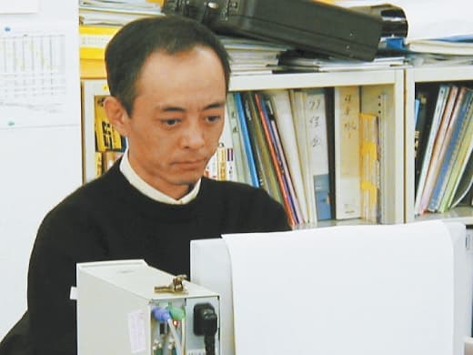 創業者の阿部久夫が代表取締役会長に、副社長の鈴木紳一郎が代表取締役社長に就任。海外事業部を二輪事業部と統合し、世界視野での展開を強化。ツーリンググループとメンテナンスグループを新設。
