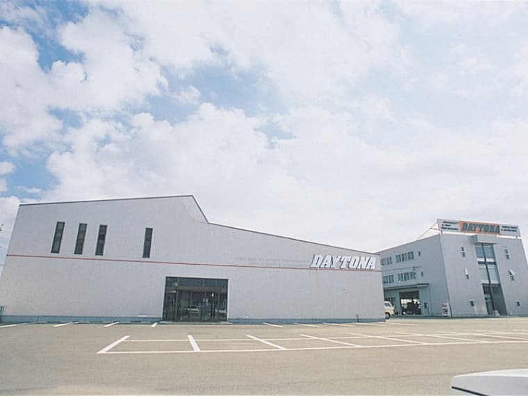1985年、社名を「株式会社デイトナ」に変更。本社を磐田市岩井に移転。